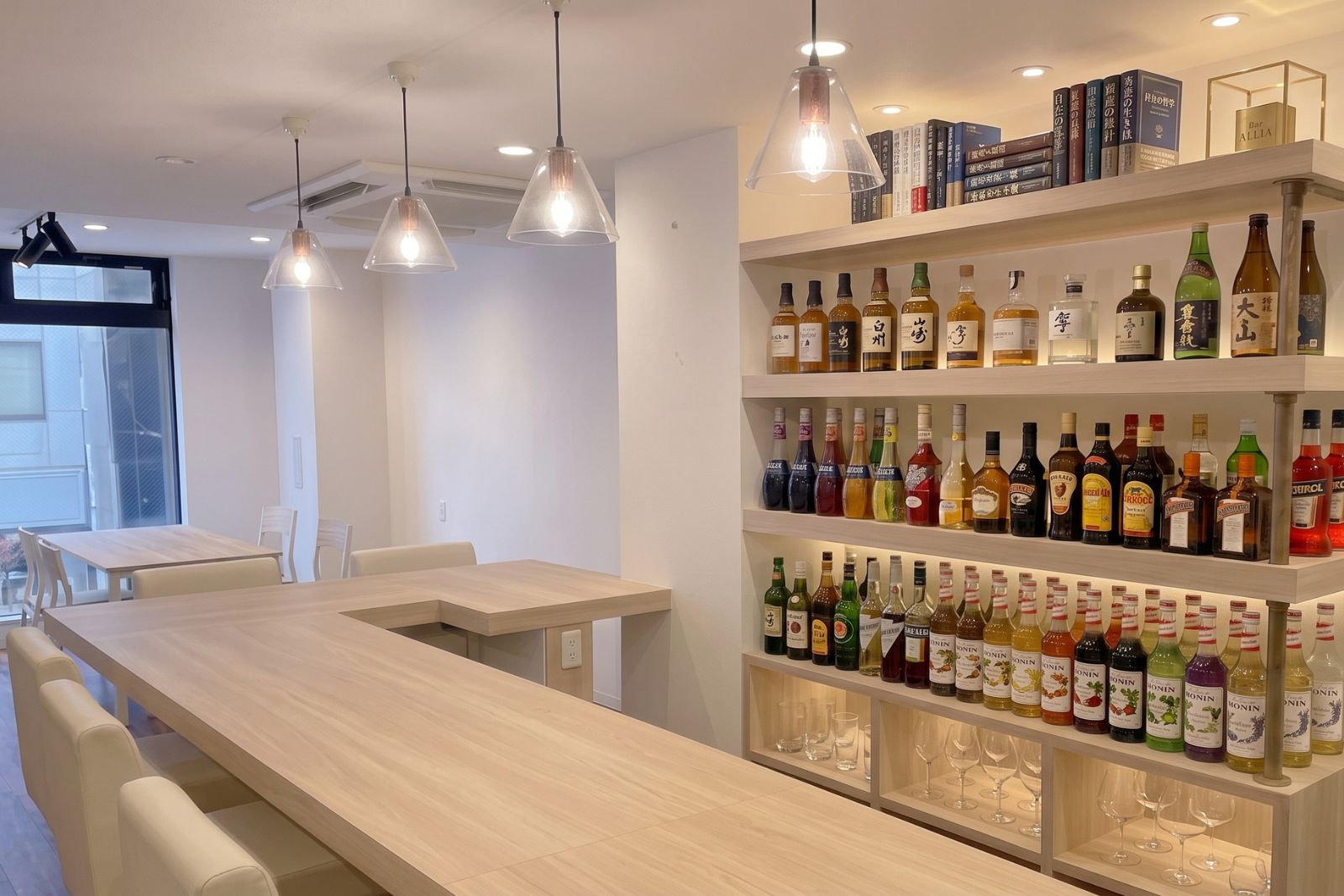 BAR ALLIA 店舗内観
